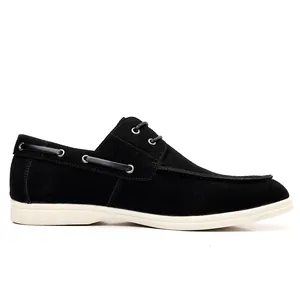 Mocassins pour homme en daim noir avec laçage décoratif et semelle blanche contrastée