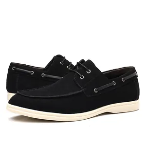 Mocassins classiques en daim noir pour hommes avec semelle blanche et détails de lacets.