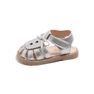 Elegante silberne Mädchen-Sandalen mit Schleife und Herz-Ausschnitten, geschlossene Zehen