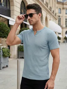 Modelo con camiseta de manga corta de canalé azul claro y cuello de pico en la calle