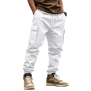 Dettaglio dei pantaloni cargo bianchi da uomo con tasche e polsini elastici alle caviglie