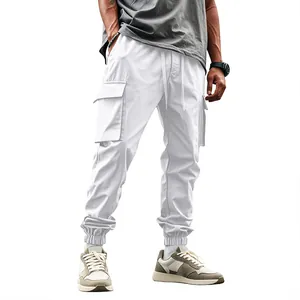 Vista dettagliata delle tasche laterali con patta su pantaloni cargo bianchi da uomo.