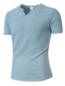 Dettaglio maglietta a coste azzurra con scollo a V da uomo, stile casual estivo chic