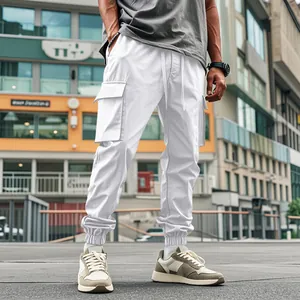 Dettaglio dei pantaloni cargo bianchi con tasche multiple da uomo in stile urbano