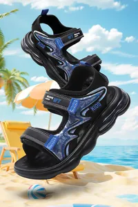 Jongens strandsandalen met luchtkussen zool en blauwe camouflage detail op zand