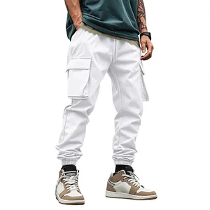 Vista dettagliata dei pantaloni cargo bianchi larghi da uomo con tasche multiple