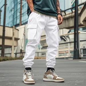 Dettaglio urban lifestyle di pantaloni cargo bianchi da uomo con multi-tasche.
