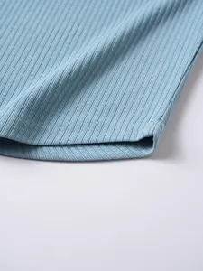 Primo piano del tessuto a costine azzurro e cucitura dell'orlo di una t-shirt da uomo.