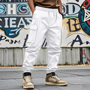 Vista laterale dei pantaloni cargo bianchi da uomo con design multitasche e polsini elastici