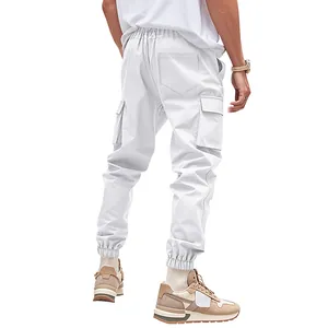 Vista dettagliata dei pantaloni cargo bianchi da uomo con tasche multiple e polsini.