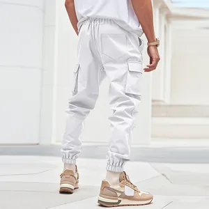 Vista posteriore dettagliata dei pantaloni cargo bianchi da uomo con tasche multiple