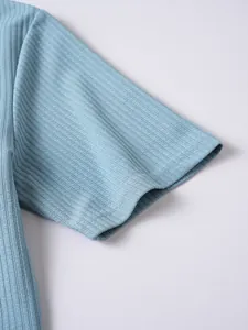 Dettaglio ravvicinato della texture a costine blu chiaro di una t-shirt da uomo