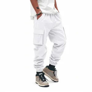 Vista laterale dei pantaloni cargo bianchi con ampie tasche e caviglie elasticizzate