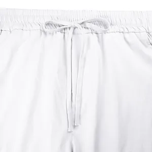 Dettaglio dei pantaloni cargo bianchi con elastico in vita e coulisse regolabile