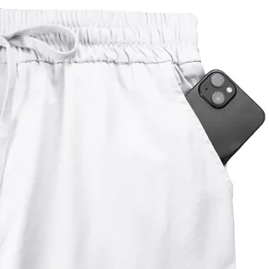 Dettaglio pantaloni casual bianchi con elastico in vita e capiente tasca laterale