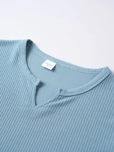 Vista dettagliata dello scollo a V e della trama a costine di questa t-shirt da uomo