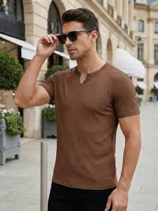Primer plano de una camiseta marrón de canalé con cuello en V usada por un modelo