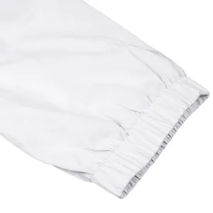 Vista dettagliata del polsino elastico sui pantaloni cargo bianchi da uomo outdoor
