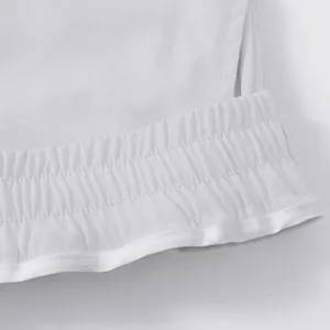 Dettaglio ravvicinato della vita elastica bianca e delle cuciture dei pantaloni cargo.