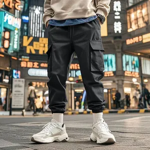 Pantaloni cargo neri da uomo con tasche multiple per un look unico streetwear urbano.