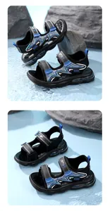 Detailweergave van strandsandalen voor jongens met luchtkussenzool en blauwe accenten