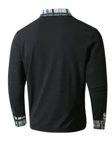 Rückansicht eines schwarzen Herren-Poloshirts aus Waffelstrick mit Karokragen-Details