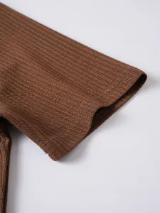 Primo piano del polsino in maglia a coste marrone caffè sulla maglietta da uomo con cuciture