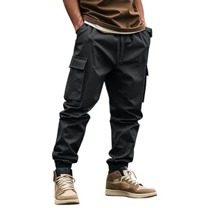 Vista dettagliata dei pantaloni cargo jogger neri da uomo con multitasche sul modello.