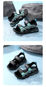 Gedetailleerd overzicht van jongens sportsandalen met luchtkussen in een wateromgeving.