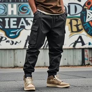 Vista dettagliata dei pantaloni cargo neri da uomo con tasche multiple e polsini