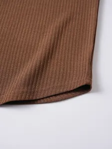 Primo piano della trama del tessuto a coste marrone e delle cuciture dell'orlo di una t-shirt