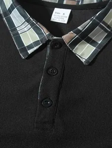Detailaufnahme eines schwarzen Herren-Poloshirts mit Karokragen und Knöpfen