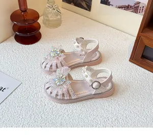 Detailansicht pinkfarbener Mädchen-Sandalen mit Strassblumen und Perlenriemen-Dekor