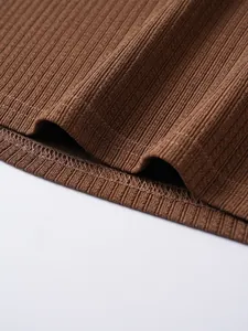 Primo piano macro che mostra la trama del tessuto a coste marrone e la cucitura fine di una t-shirt