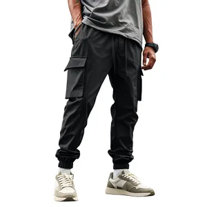 Dettaglio dei pantaloni cargo neri da uomo con tasche multiple e polsini elasticizzati