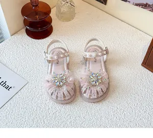 Detailansicht der rosa Prinzessinnen-Sandalen für Mädchen mit Strass und Perlen