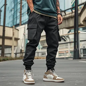 Dettaglio dei pantaloni cargo neri da uomo per outdoor con design funzionale multi-tasca