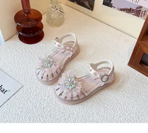 Elegante rosa glitzernde Mädchensandalen mit Strass-Schneeflocke und Perlenriemen