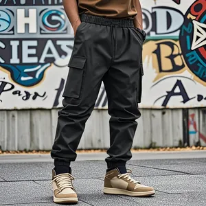 Dettaglio dei pantaloni cargo larghi da uomo in grigio scuro con tasche laterali