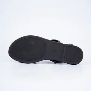 Detailaufnahme der rutschfesten Gummisohle für schwarze Nietensandalen, Größe 37