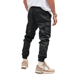 Vista posteriore dettagliata dei joggers cargo neri con tasche multiple e polsini