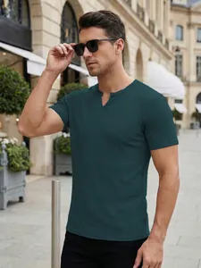Primer plano de camiseta de hombre verde oscuro con cuello en V acanalado