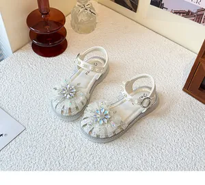 Detailansicht von weißen Prinzessinnen-Sandalen für Mädchen mit Glitzersteinen