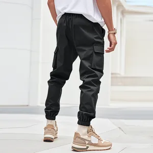Vista posteriore dettagliata di pantaloni cargo neri da uomo con tasche multiple.