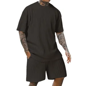 Detailansicht eines dunkelgrauen Herren-T-Shirts mit vertikalem Jacquard-Strickmuster