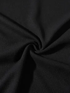 Hochwertiges Makro-Detail der schwarzen Piqué-Strickstoff-Textur für Herren-Polohemden.