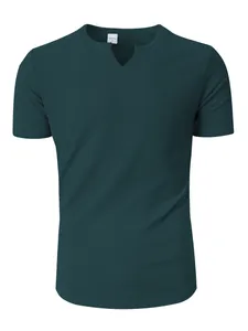Detalle de camiseta de hombre con cuello en V en verde azulado acanalado