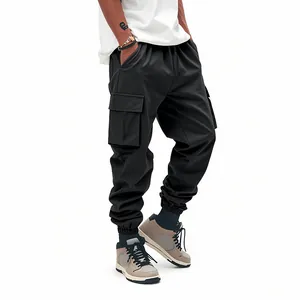 Pantaloni cargo neri da uomo con vestibilità comoda, tasche laterali e fondo a costine