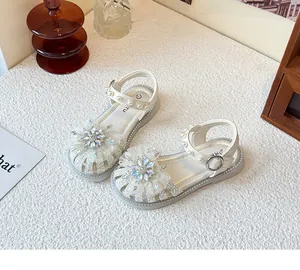 Elegante weiße Prinzessin-Sandalen für Mädchen mit Strassblume und Perlenriemen
