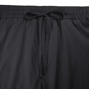Primo piano della vita elastica e della coulisse regolabile sui pantaloni cargo neri da uomo